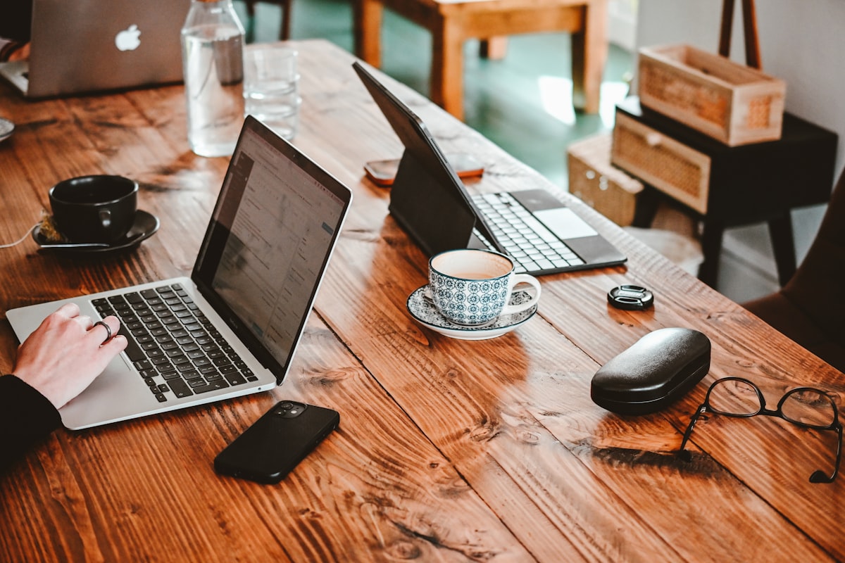 Entrepreneur digital bekerja dengan laptop di coworking space